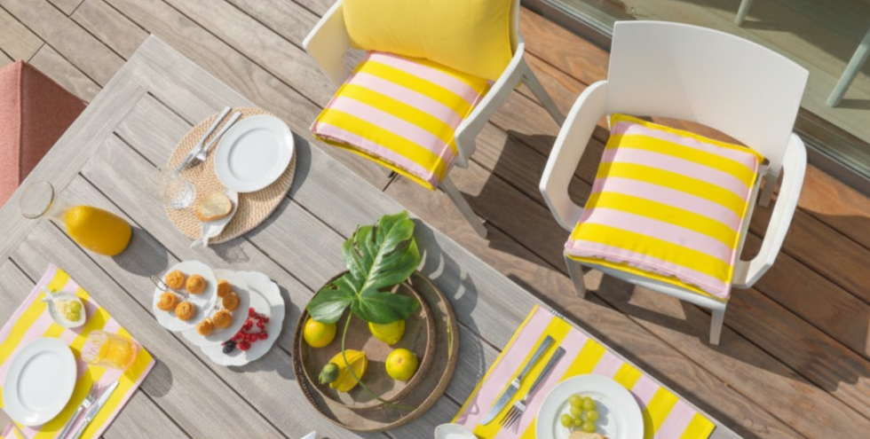   Riviera Stripe Yellow Ros&eacute;  steht...