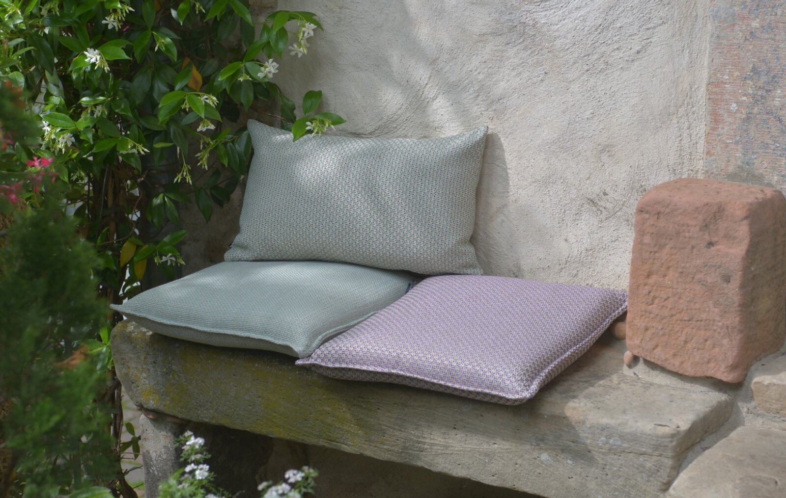 H.O.C.K. Linocea Outdoor Hocker Pouf rund ø45x45cm lila col. 404520