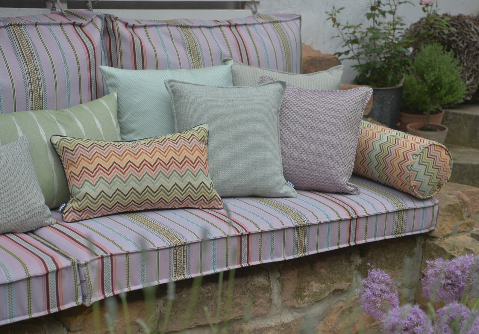 H.O.C.K. Linocea Outdoor Hocker Pouf rund ø45x45cm lila col. 404520
