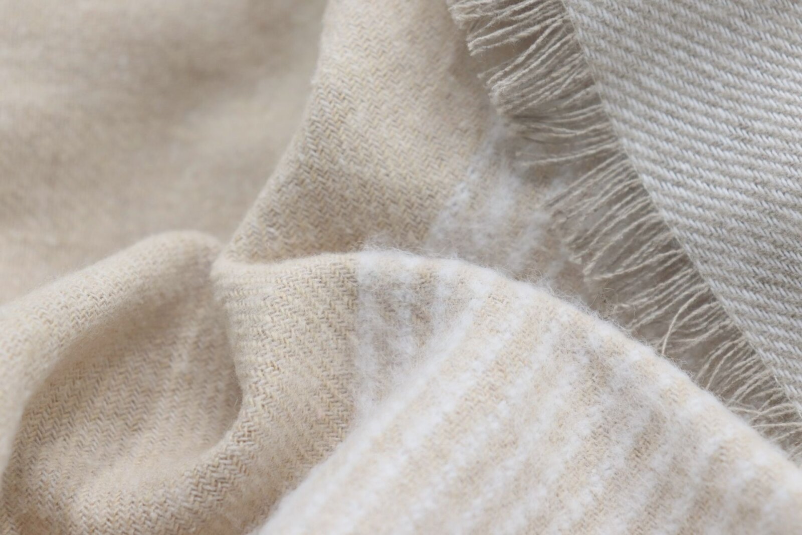 BIEDERLACK Decke Plaid Tagesdecke "White Bouclé" natur beige kariert mit Fransen 130x170cm