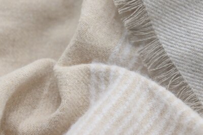 BIEDERLACK Decke Plaid Tagesdecke "White Bouclé" natur beige kariert mit Fransen 130x170cm