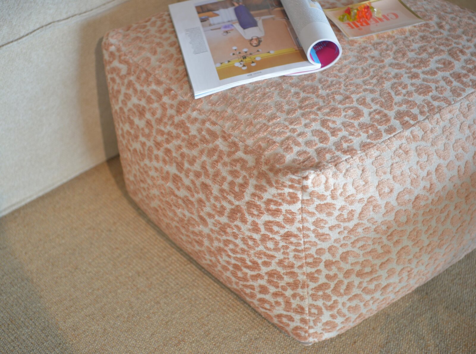 H.O.C.K. Tamaro Bean Cube Hocker 55x55x35cm salmon powder Leo-Muster