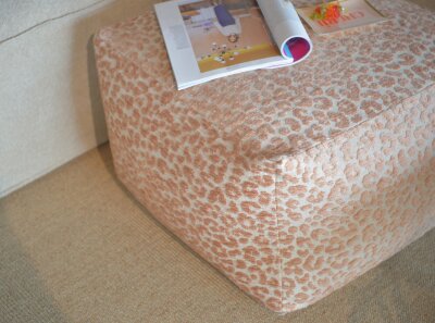 H.O.C.K. Tamaro Bean Cube Hocker 55x55x35cm salmon powder Leo-Muster