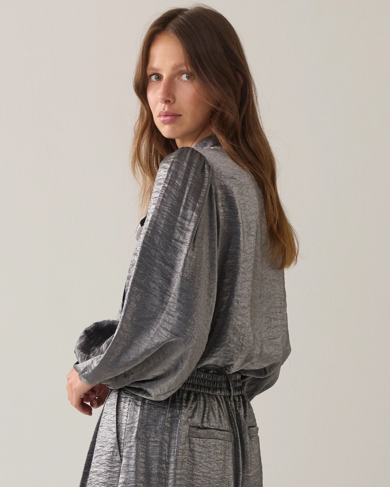N.Y.A. | Summum Metallic Bluse mit Diamanten silber