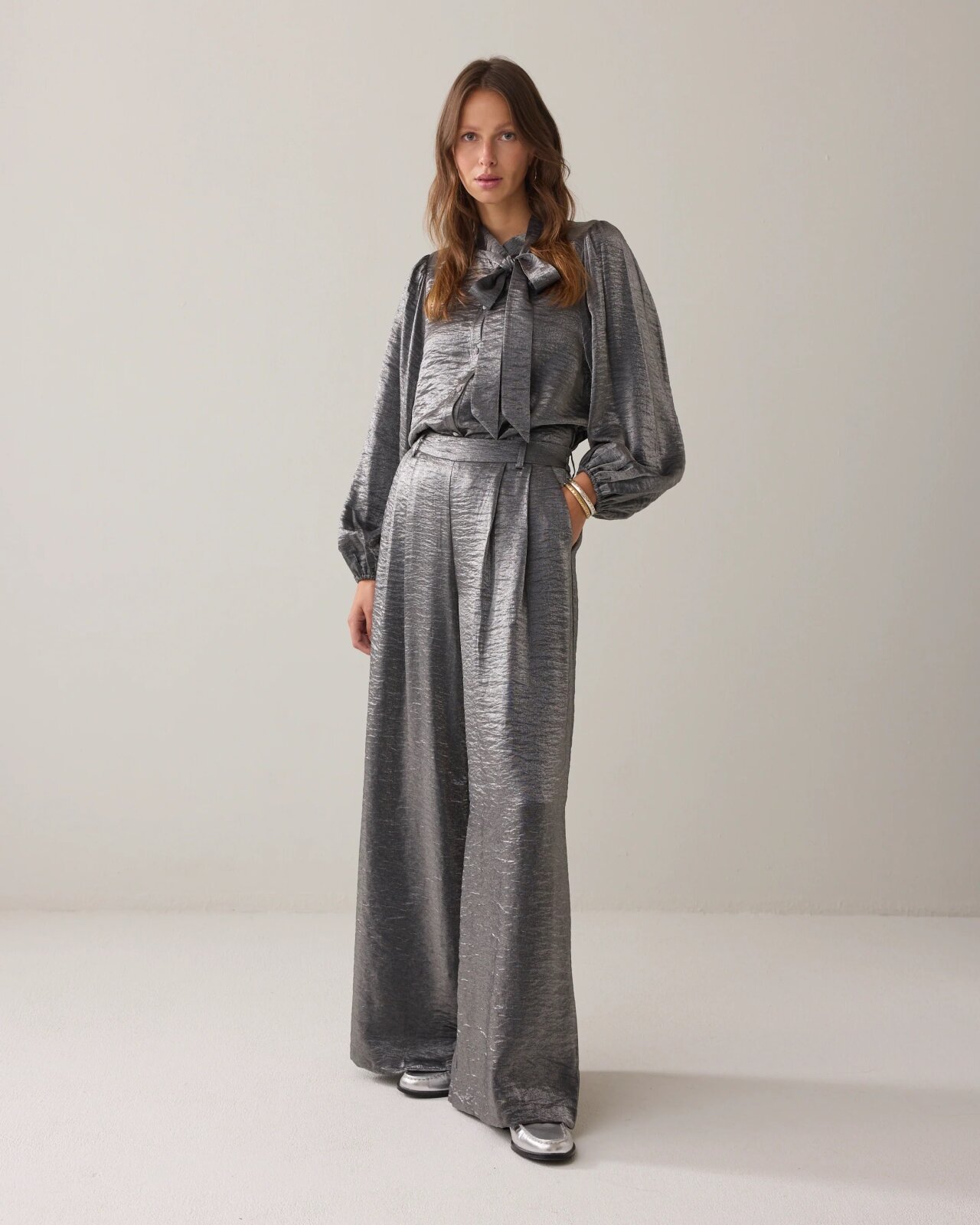 N.Y.A. | Summum Metallic Bluse mit Diamanten silber