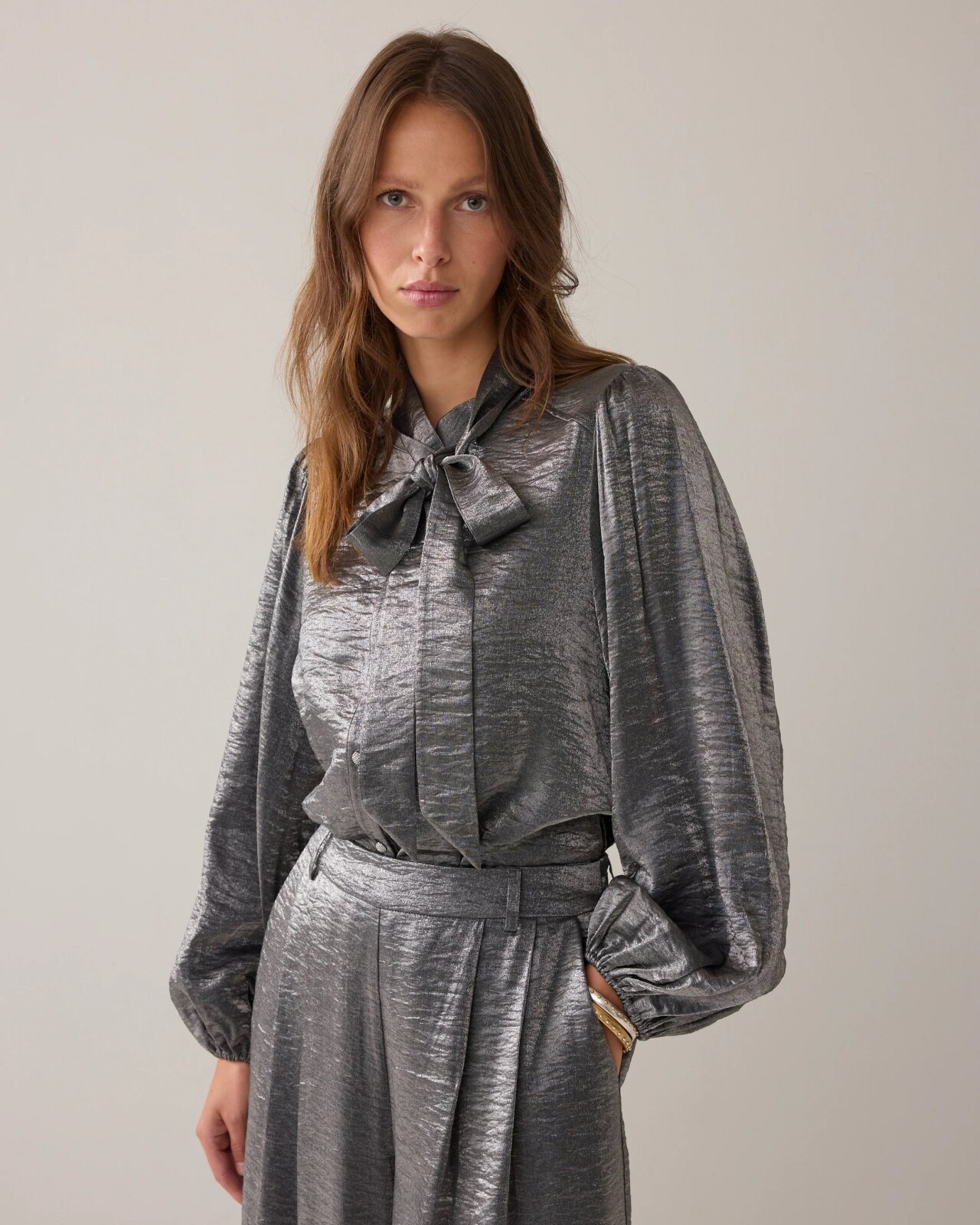 N.Y.A. | Summum Metallic Bluse mit Diamanten silber M