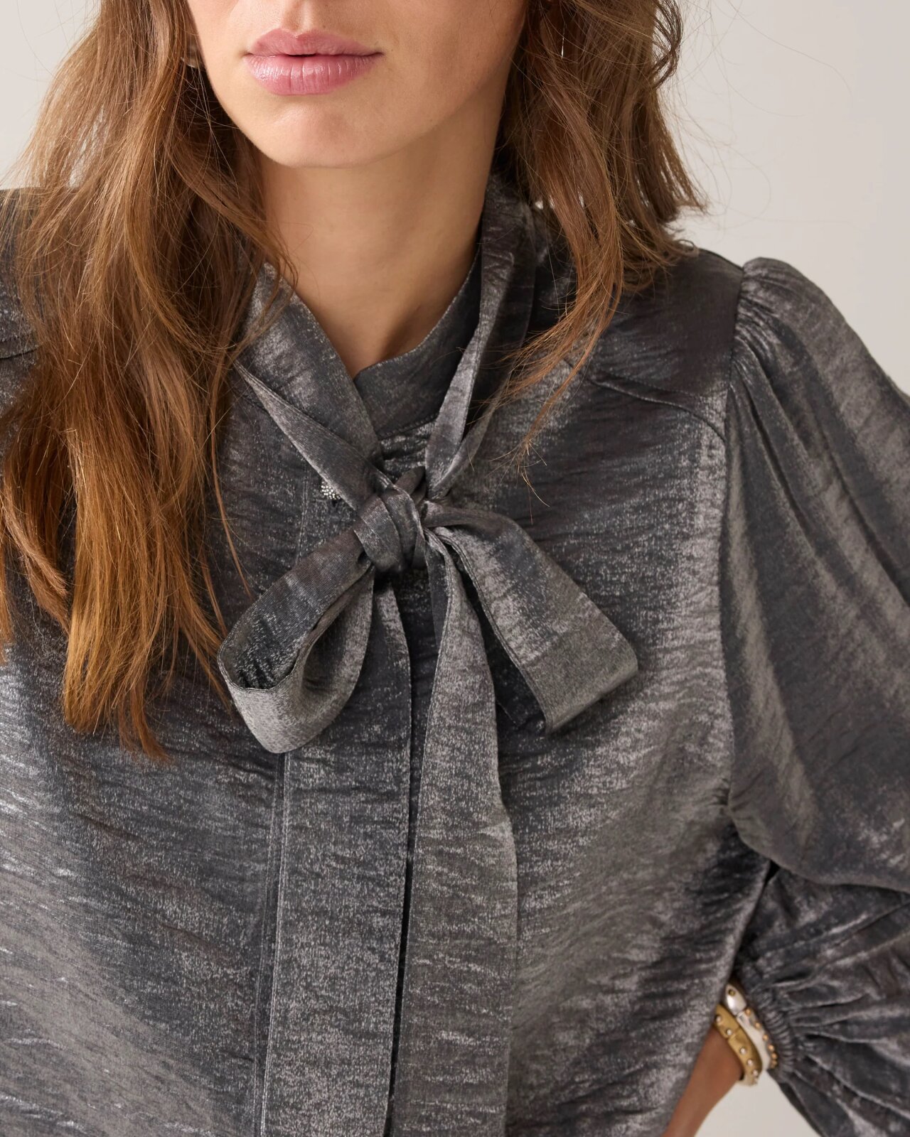 N.Y.A. | Summum Metallic Bluse mit Diamanten silber M