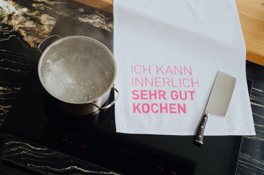 17;30 Geschirrtuch "Ich kann innerlich sehr gut kochen" weiß mit pink