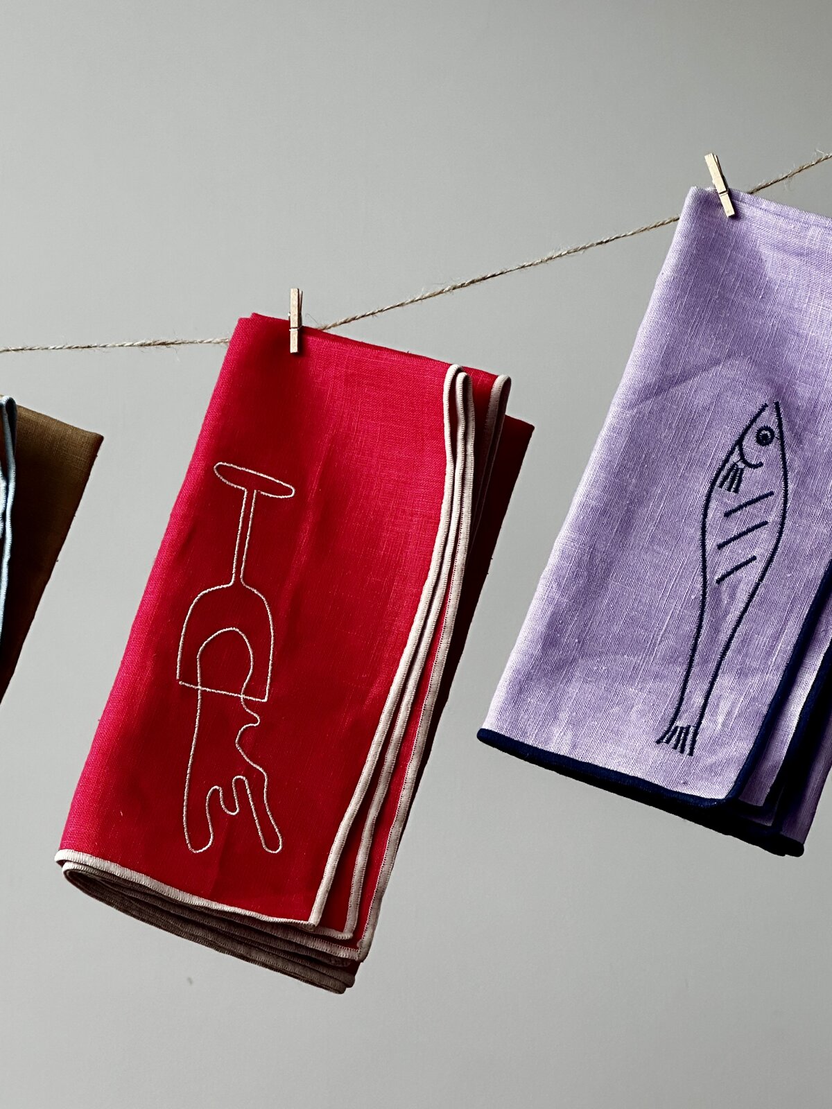 Maegen Servietten aus Leinen bestickt "Fisch" 2er Pack | lila