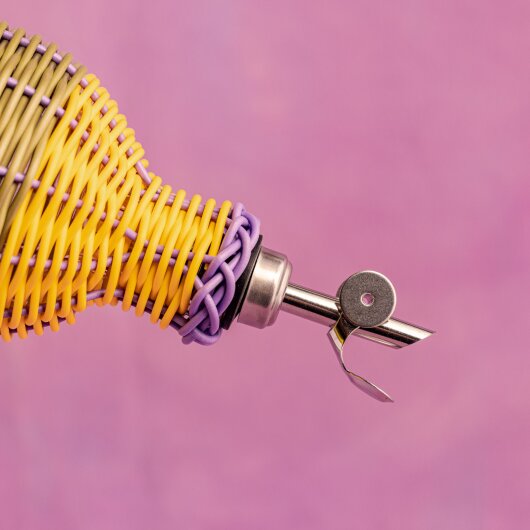 Maegen Glasölspender mit buntem Geflecht | yellow / lilac