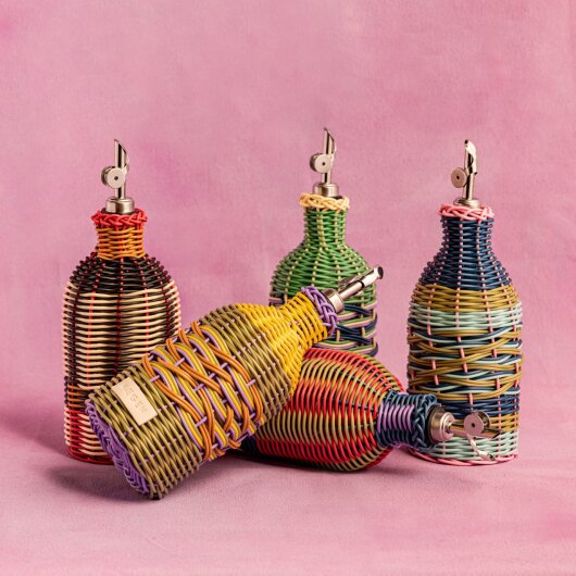 Maegen Glasölspender mit buntem Geflecht | yellow / lilac