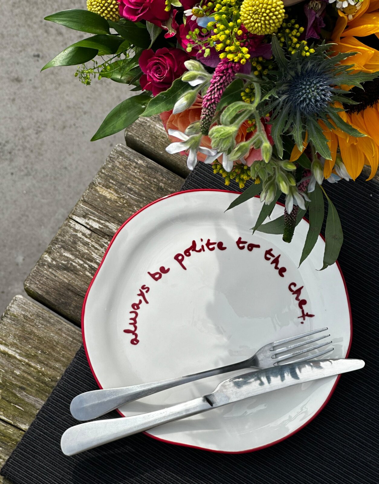 Maegen Steingut Teller mit Spruch "always be polite to the chef" | rot
