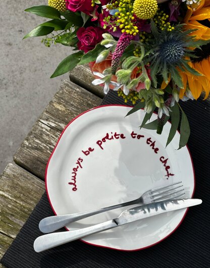 Maegen Steingut Teller mit Spruch "always be polite to the chef" | rot