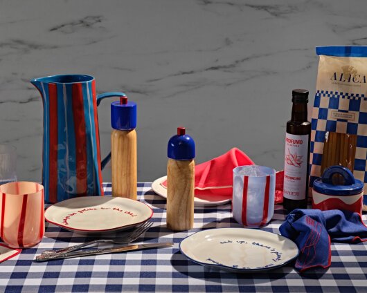 Maegen Steingut Teller mit Spruch "always be polite to the chef" | rot