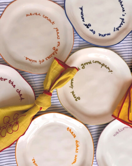 Maegen Steingut Teller mit Spruch "always be polite to the chef" | rot