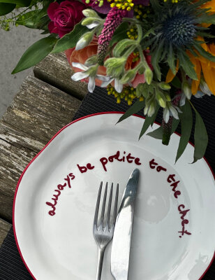 Maegen Steingut Teller mit Spruch "always be polite to the chef" | rot