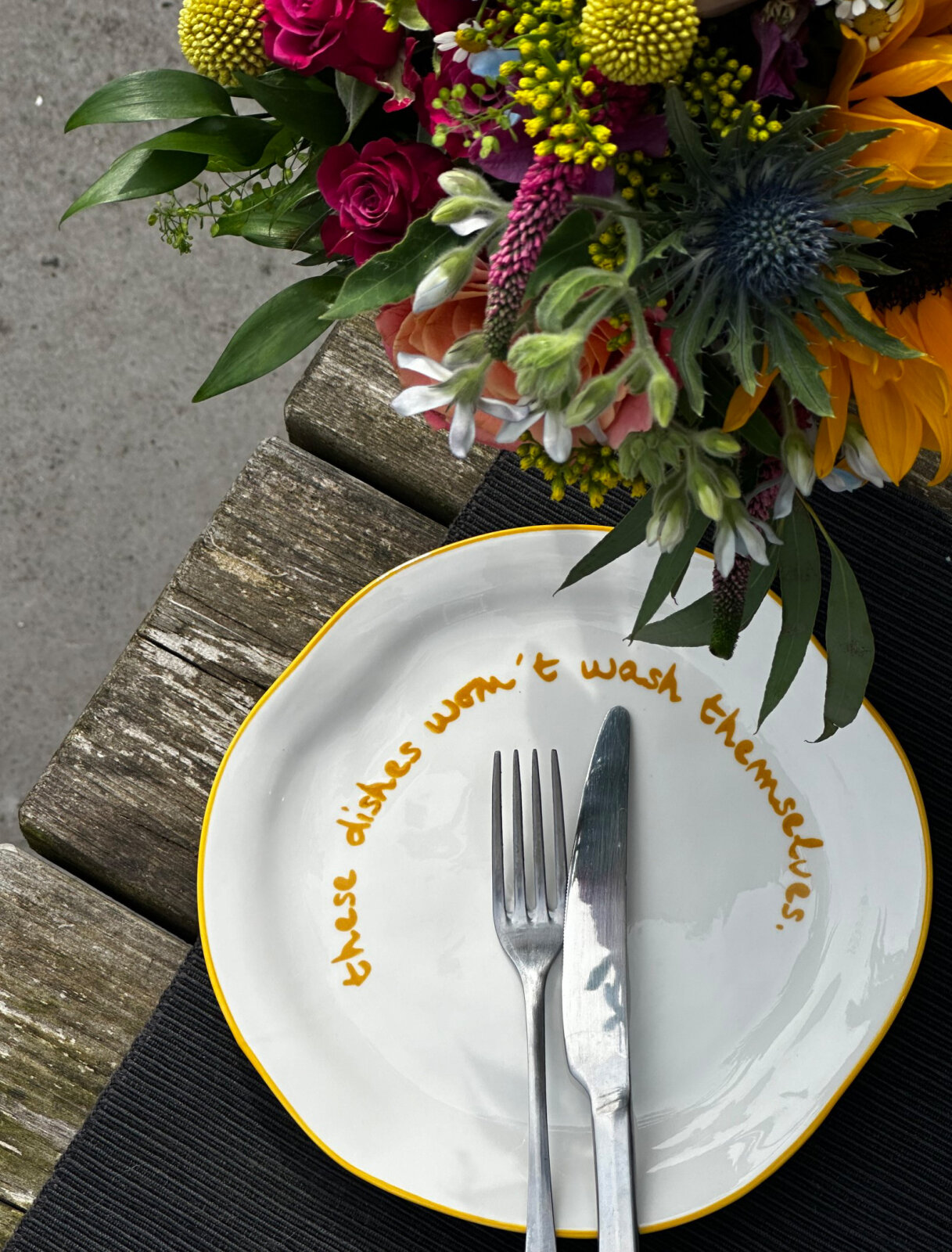 Maegen Steingut Teller mit Spruch "these dishes won`t wash themselves" | gelb