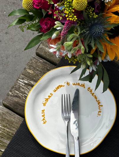 Maegen Steingut Teller mit Spruch "these dishes won`t wash themselves" | gelb