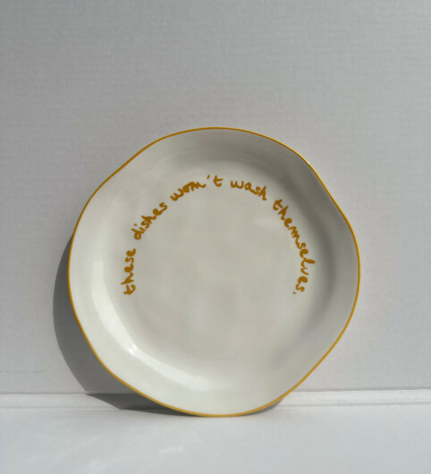Maegen Steingut Teller mit Spruch "these dishes won`t wash themselves" | gelb