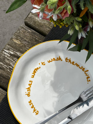 Maegen Steingut Teller mit Spruch "these dishes...