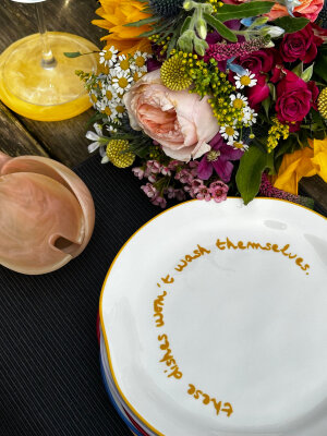Maegen Steingut Teller mit Spruch "these dishes won`t wash themselves" | gelb