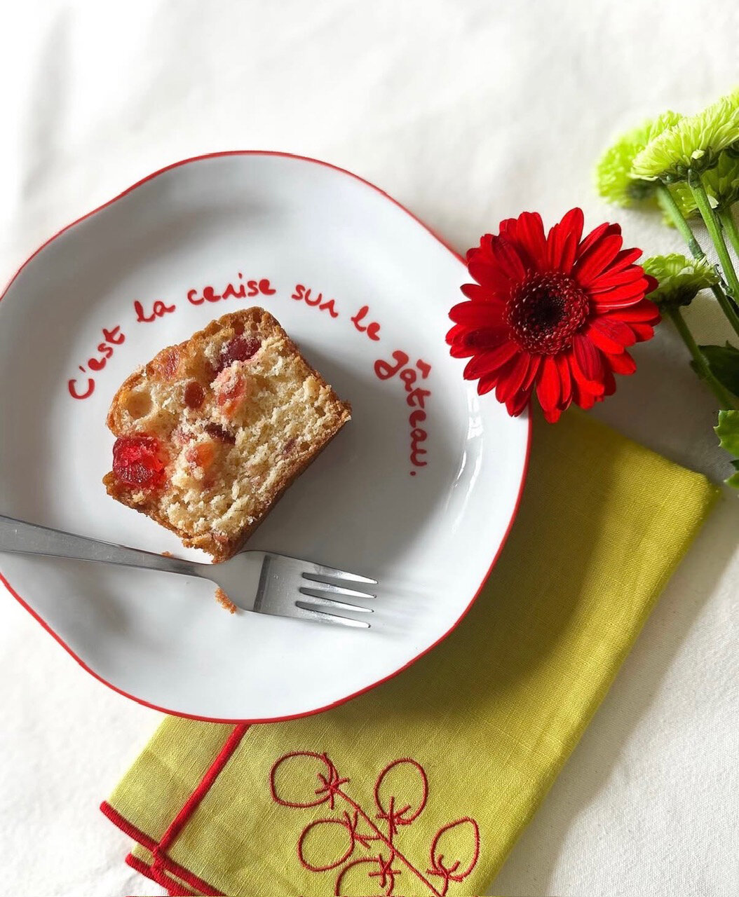 Maegen Steingut Teller mit Spruch "cèst la cerise sur le gateau" | kirschrot