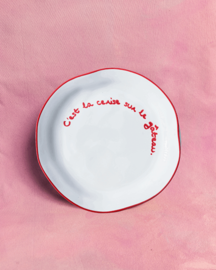 Maegen Steingut Teller mit Spruch "cèst la cerise sur le gateau" | kirschrot