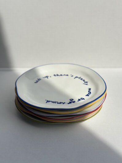 Maegen Steingut Teller mit Spruch "cèst la cerise sur le gateau" | kirschrot