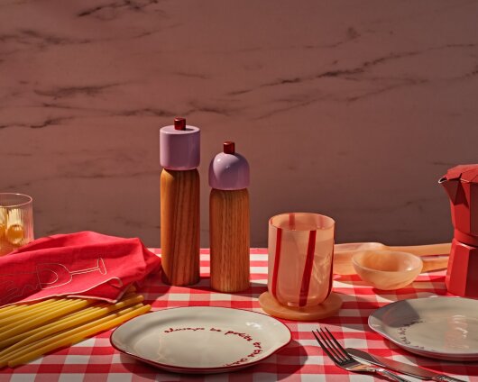 Maegen Steingut Teller mit Spruch "cèst la cerise sur le gateau" | kirschrot