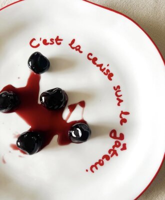 Maegen Steingut Teller mit Spruch "cèst la cerise sur le gateau" | kirschrot