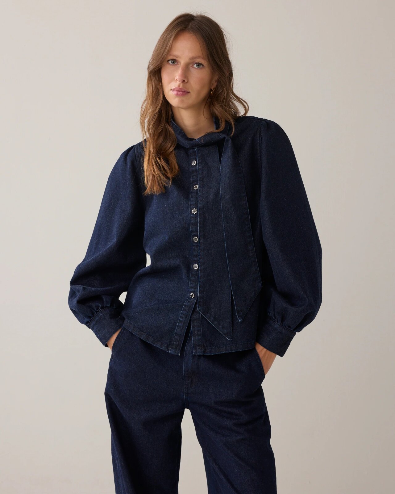 N.Y.A. | Summum Denim-Schleifenbluse mit Lurex S
