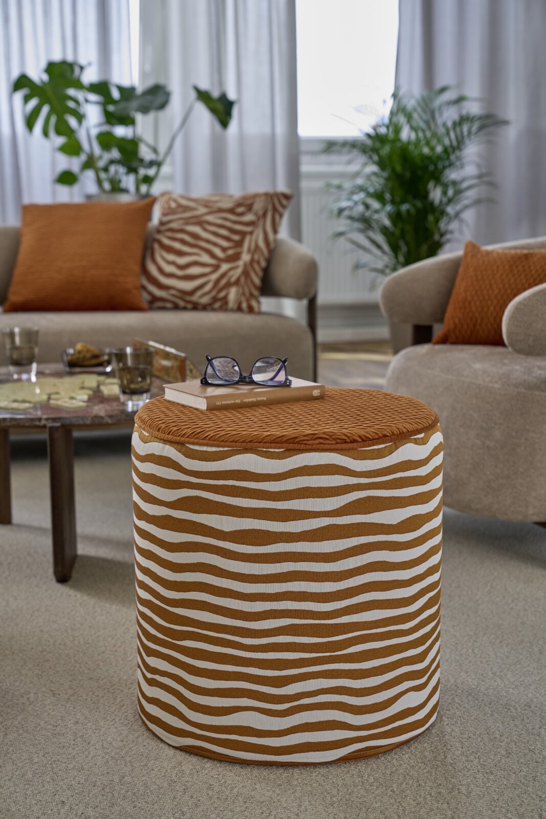 H.O.C.K. Riazza Hocker rund Pouf ø45x45cm mit Keder - Orange Terra Streifenmuster Wellenstreifen