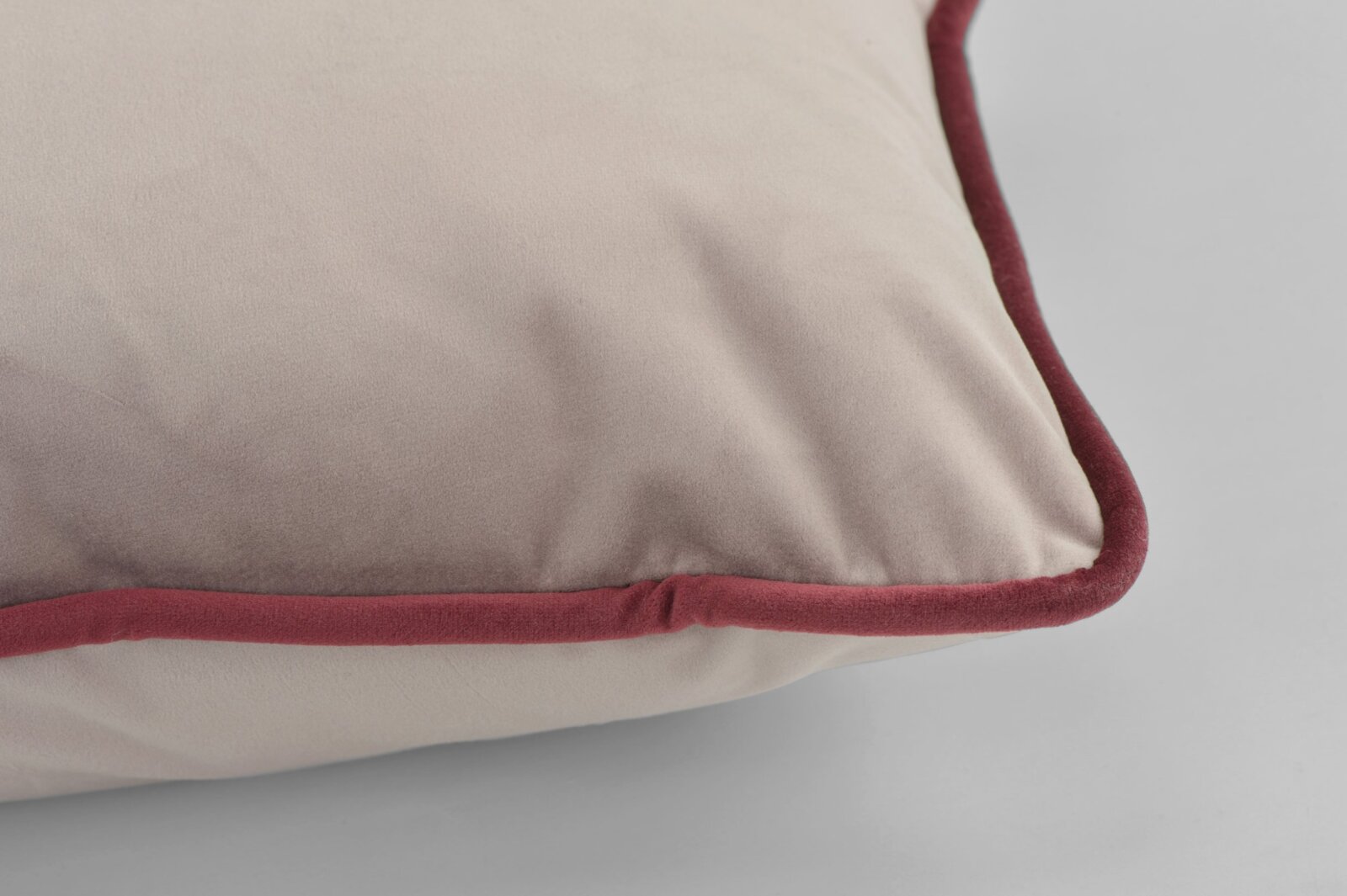 H.O.C.K. Nobile Samt Kissen 50x30cm light-rosy – Keder indian-red | Samtkissen