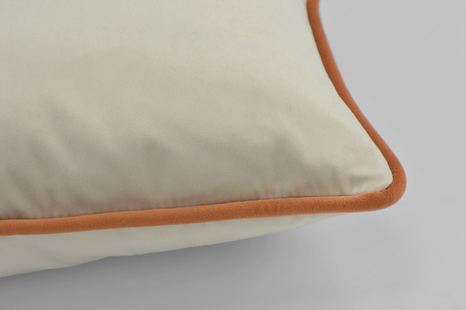 H.O.C.K. Nobile Samt Kissen 50x50cm beige – Keder terra | Samtkissen