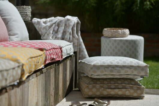 H.O.C.K. Banno dots Outdoor Hocker rund Pouf ø45x45cm Punkte natur nanu