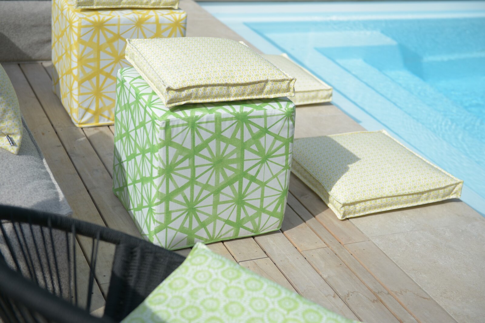 H.O.C.K. Kami Outdoor Hocker eckig 45x45x45cm grün col. 03 malle