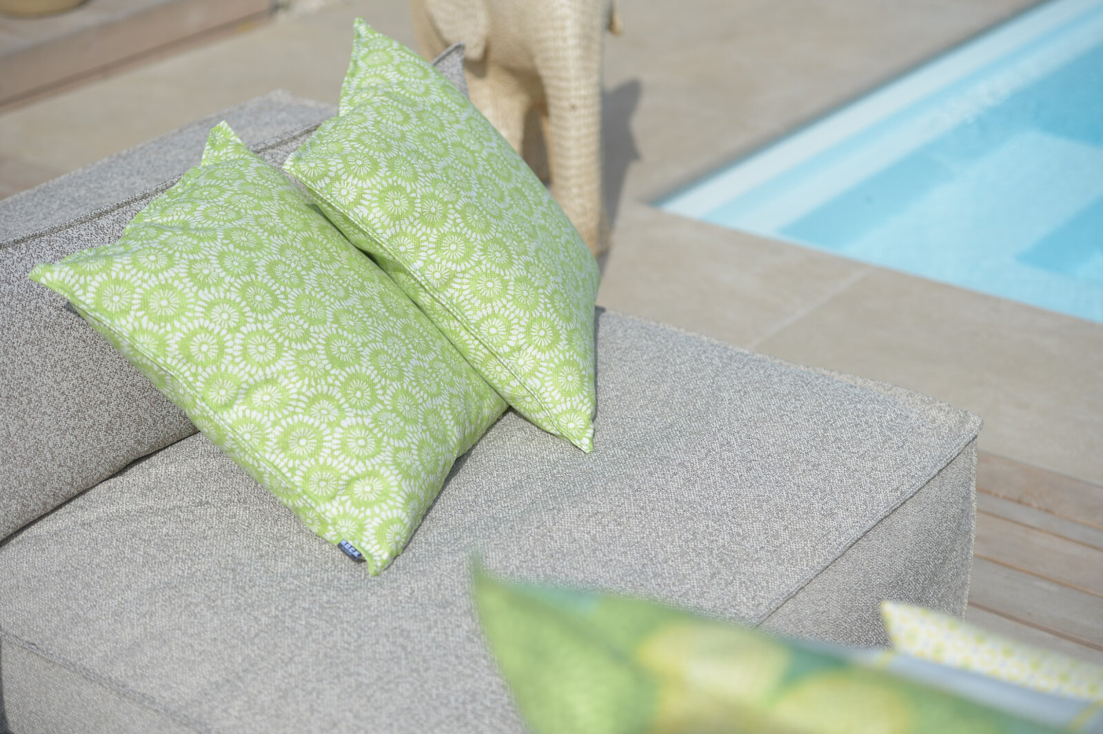 H.O.C.K. Yuno Outdoor Kissen mit Biese 45x45cm grün col. 03 geblümt malle