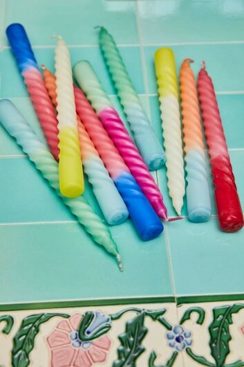 RICE Gedrehte Kerze zweifarbig Pink und Blau