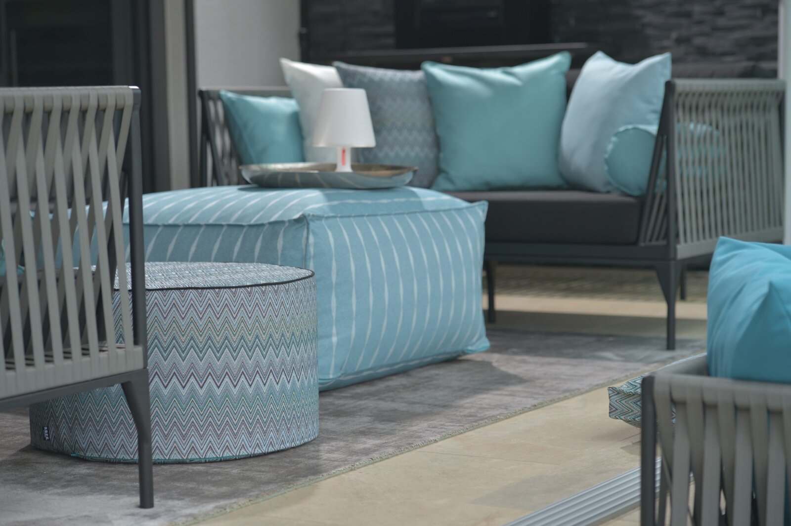 H.O.C.K. Pablo Outdoor Hocker Pouf rund mit Keder ø60x40cm col. 2 blue multi Zick-Zack sun boho