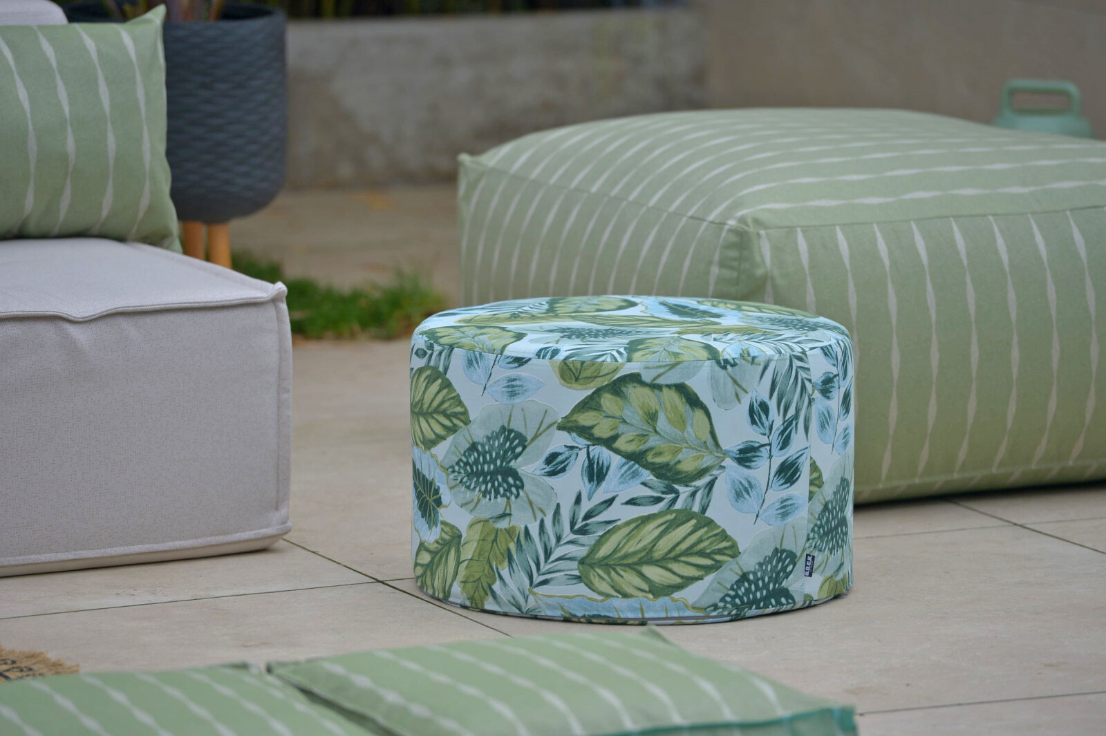 H.O.C.K. Tropical Outdoor Hocker rund Pouf ø60x40cm col. 229 lindgrün aqua sunny