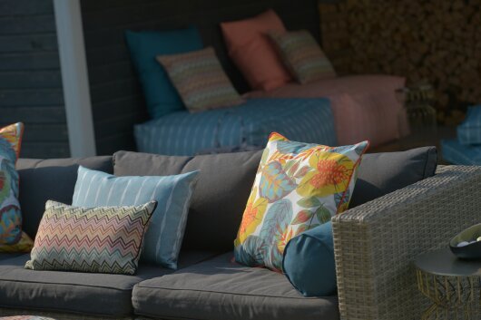 H.O.C.K. Tropical Outdoor Hocker rund Pouf ø60x35cm col. 230 yellow aqua multi sunny