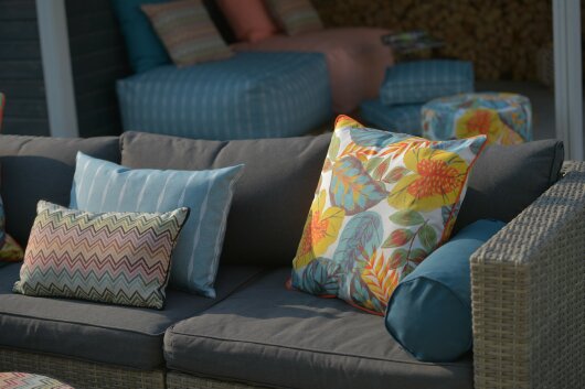 H.O.C.K. Tropical Outdoor Hocker rund Pouf ø45x45cm col. 230 yellow aqua multi sunny