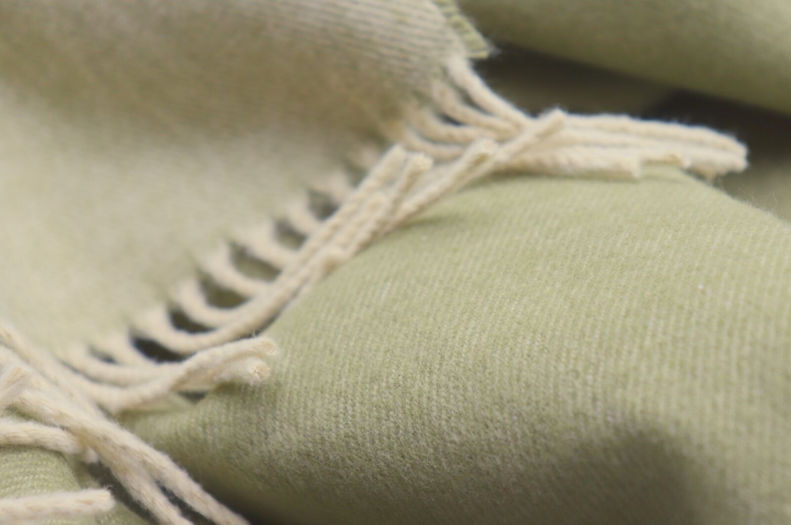 BIEDERLACK Decke Plaid Stella olive grün einfarbig mit Fransen 130x170cm
