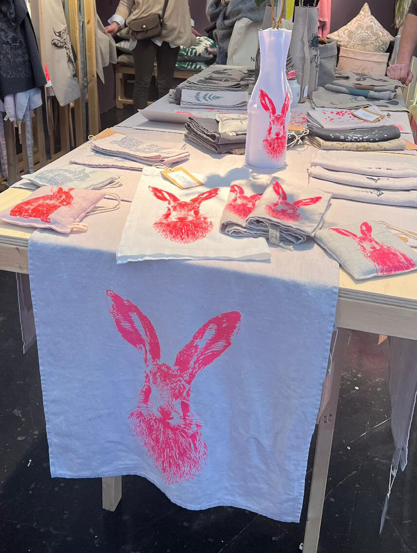FROHSTOFF Tischläufer ca. 45x160cm weiß mit Feldhase neonpink