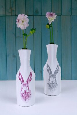 FROHSTOFF Flaschenhusse mit Feldhase neonpink Ostern
