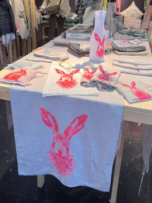FROHSTOFF Flaschenhusse mit Feldhase neonpink Ostern