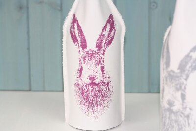FROHSTOFF Flaschenhusse mit Feldhase silbergrau Ostern