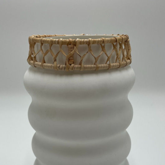 byRoom Vase weiß 12x12x22cm aus Porzellan mit geflochtenem Rand