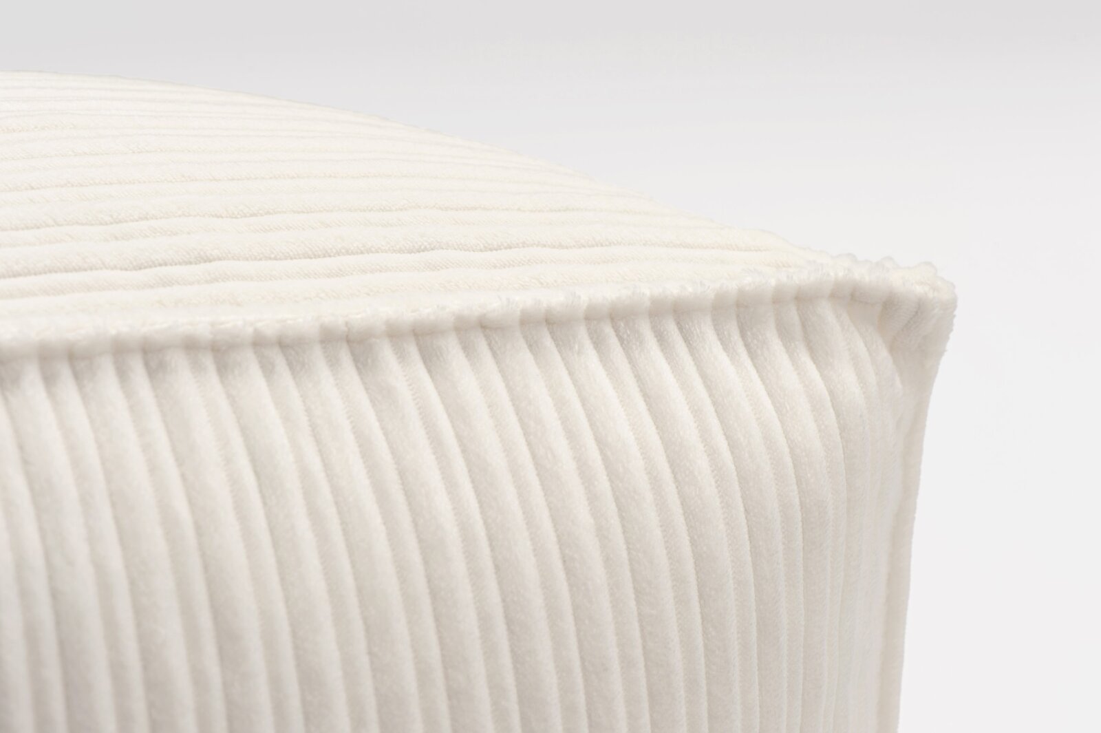 H.O.C.K. Precious Cord Bean Cube Hocker eckig Pouf 40x40x40cm mit Biese Cordsamt ecru weiß col. 001
