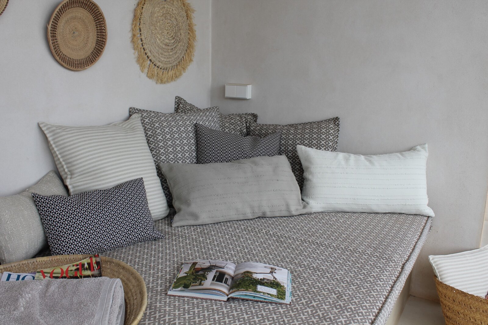 H.O.C.K. Nova Outdoor + Indoor Kissen 60x60cm mit Biese col. 2 beige taupe schmale Streifen in&out